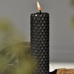 Чорна свічка для очищення людини